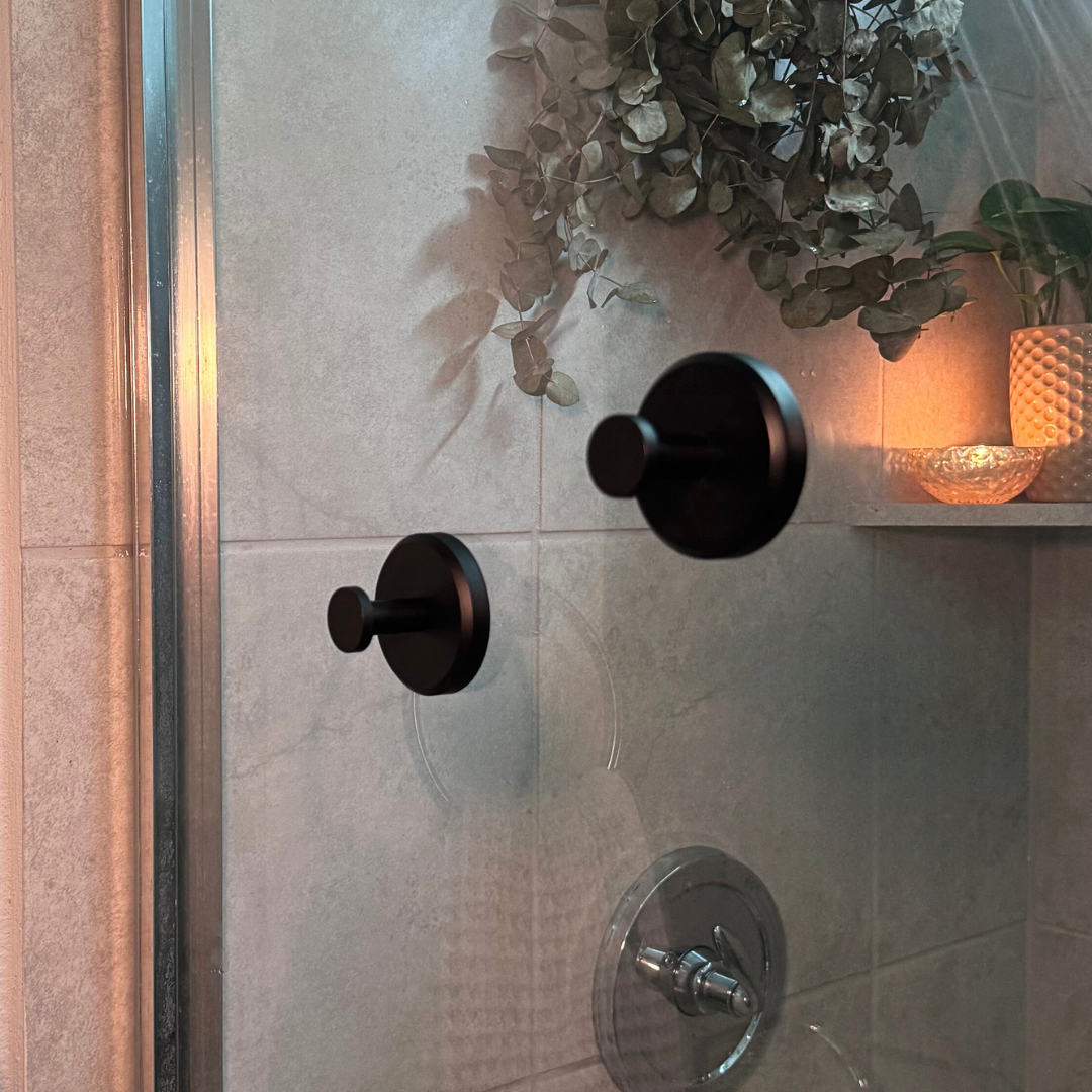 Hooky™ | Extremely strong reusable suction cup hook that can be repositioned at will