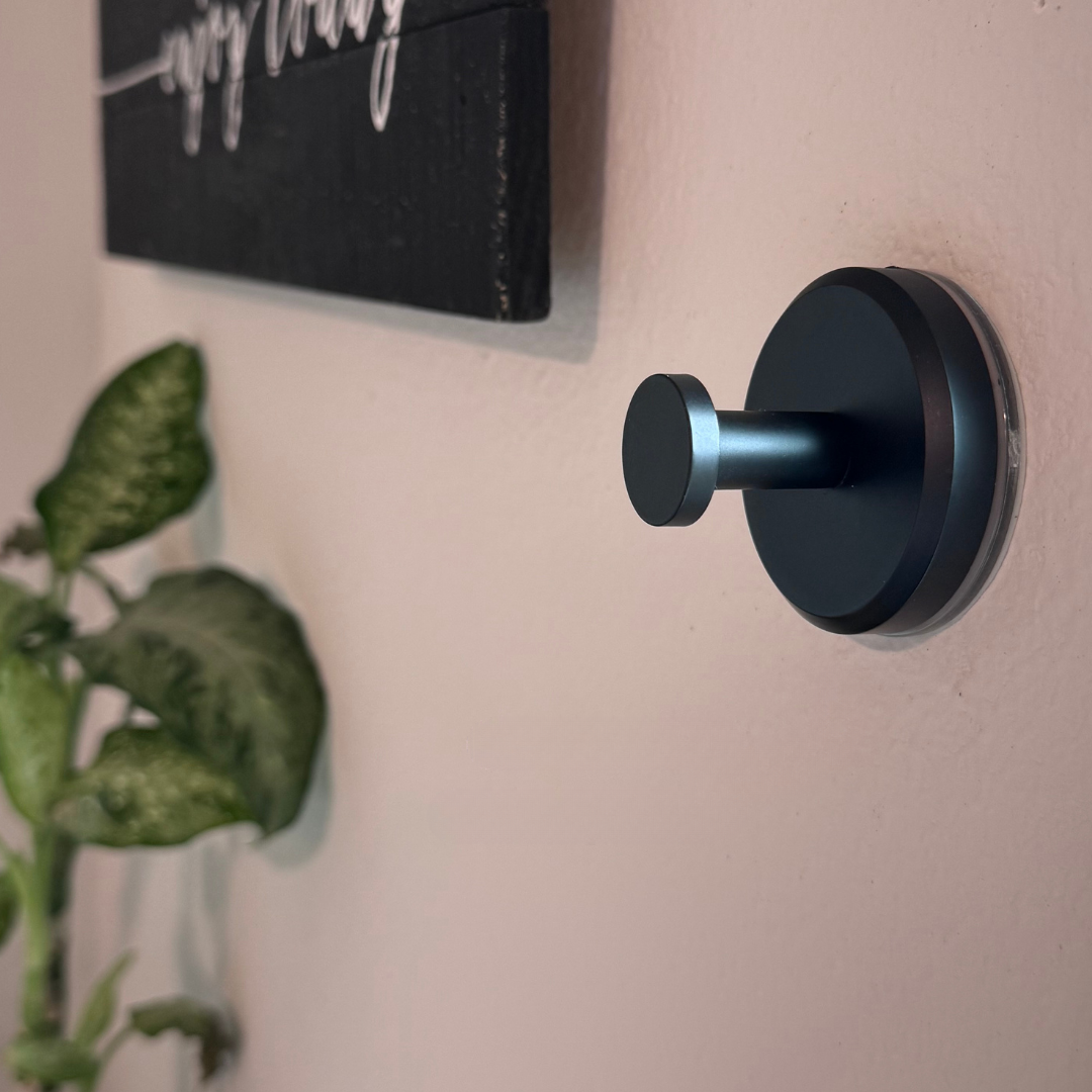 Hooky™ | Extremely strong reusable suction cup hook that can be repositioned at will