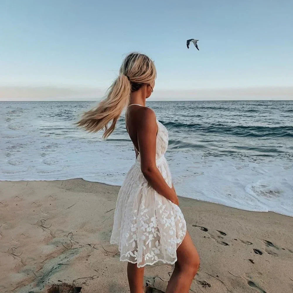 Bellona – Elegant lace mini dress